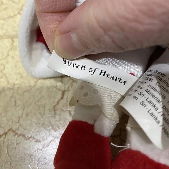Alice In Wonderland Disney Store Plush Small Bean Bag Vintage QUEEN OF HEARTS - Picture 8 of 9